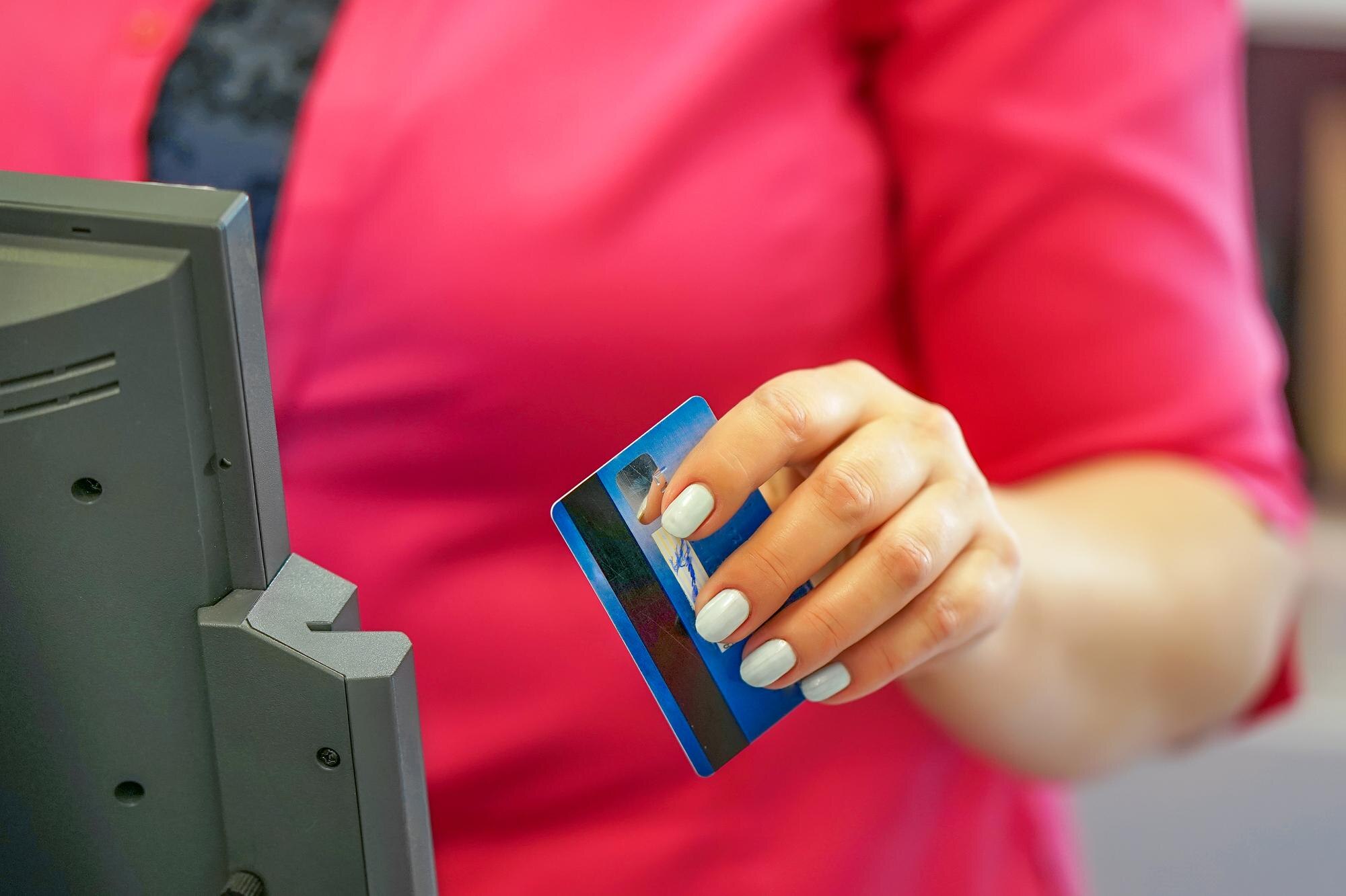 Przesuwając kartę kredytową w reade