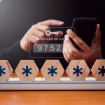 Dwuetapowe uwierzytelnianie lub koncepcja 2FA Numery kodów weryfikacyjnych z ikoną klucza pojawiają się, gdy biznesmen używa smartfona do potwierdzenia strony hasła Weryfikacja tożsamości technologia bezpieczeństwa cybernetycznego