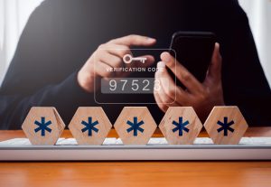 Dwuetapowe uwierzytelnianie lub koncepcja 2FA Numery kodów weryfikacyjnych z ikoną klucza pojawiają się, gdy biznesmen używa smartfona do potwierdzenia strony hasła Weryfikacja tożsamości technologia bezpieczeństwa cybernetycznego