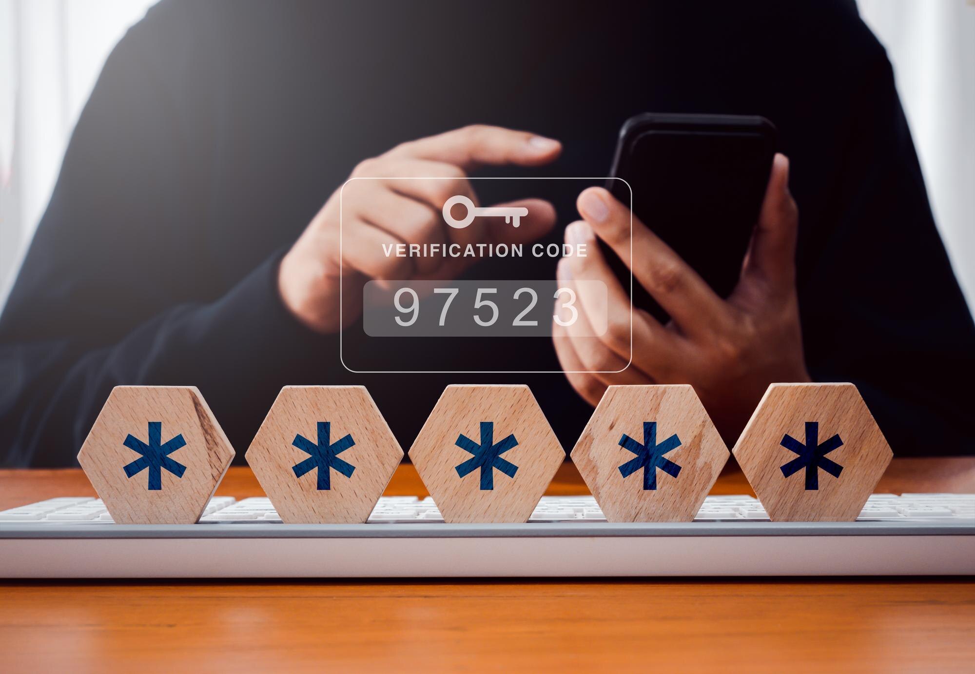 Dwuetapowe uwierzytelnianie lub koncepcja 2FA Numery kodów weryfikacyjnych z ikoną klucza pojawiają się, gdy biznesmen używa smartfona do potwierdzenia strony hasła Weryfikacja tożsamości technologia bezpieczeństwa cybernetycznego