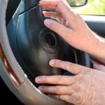 Męskie dłonie na kierownicy