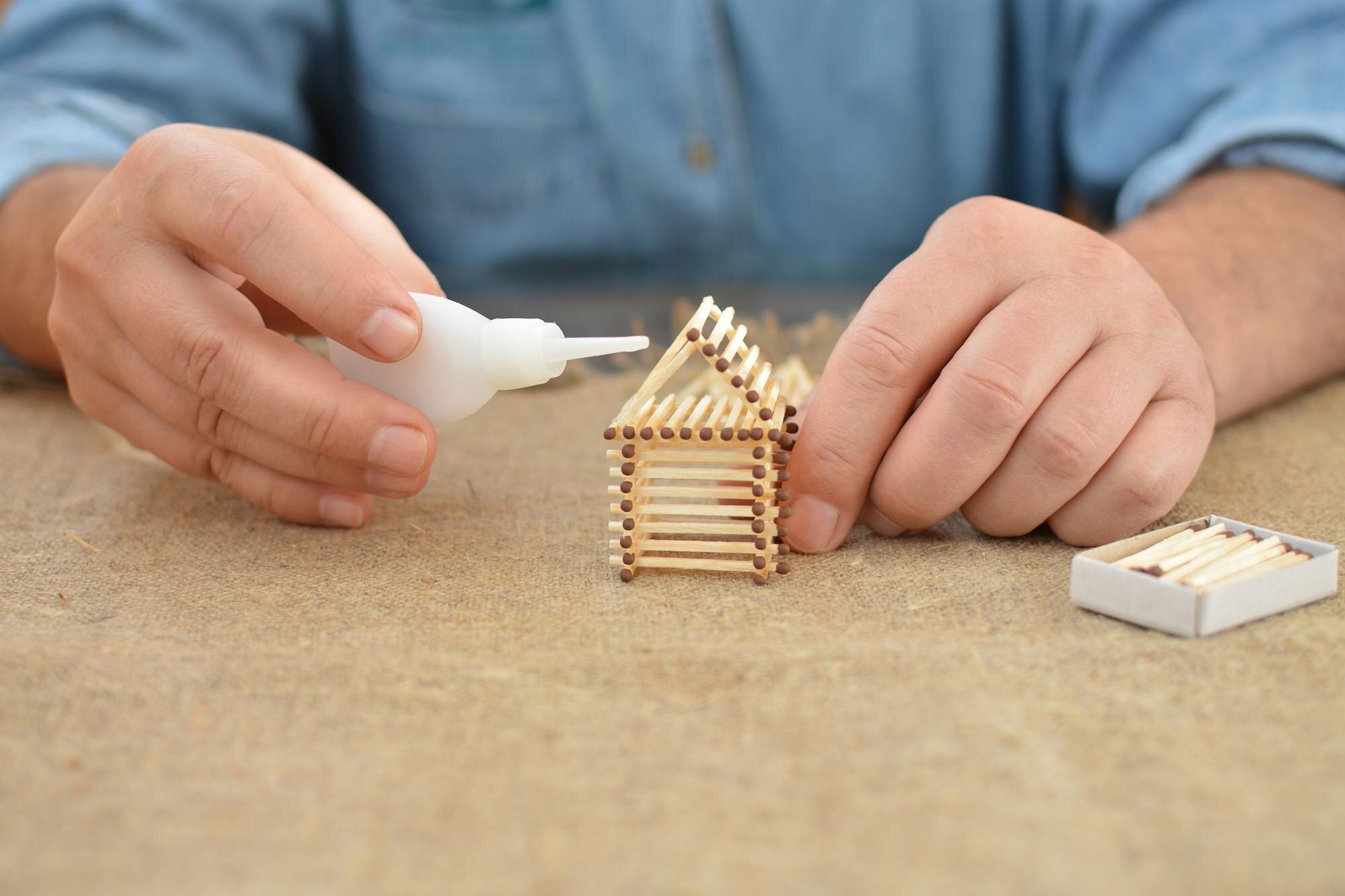 Stary człowiek zajmujący się ręczną pracą dom klej z zapałkami Budowanie marzeń Ręcznie robione Wolne miejsce Robótki Hobby