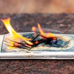 Telefon komórkowy Smartfon w ogniu Płonący smartfon