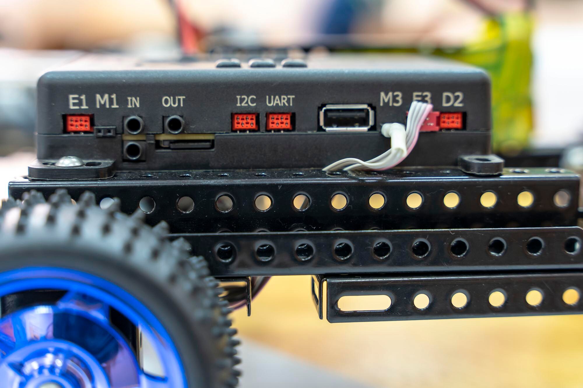 Programowalny samochód dla dzieci robota w formie platformy na kołach