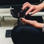 Kobiece ręce kaukaski za pomocą telefonu w biurze firmy