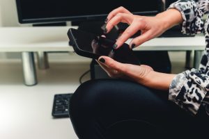 Kobiece ręce kaukaski za pomocą telefonu w biurze firmy