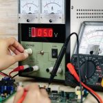 Technik naprawy elektroniki Specjalista sprawdza jednostki elektroniczne i wykonuje pomiary elektryczne