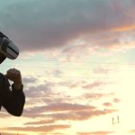 Sylwetka młodego boksera w treningu na zestaw słuchawkowy VR 360 do kopania w walce w wirtualnej rzeczywistości