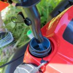 Ręczny mężczyzna tankujący kosiarkę