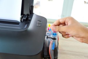 Tusze oryginalne czy zamienniki do drukarek – co wybrać?