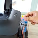 Zamknij ręcznie pociągnij pokrywę zbiornika z atramentem na drukarce