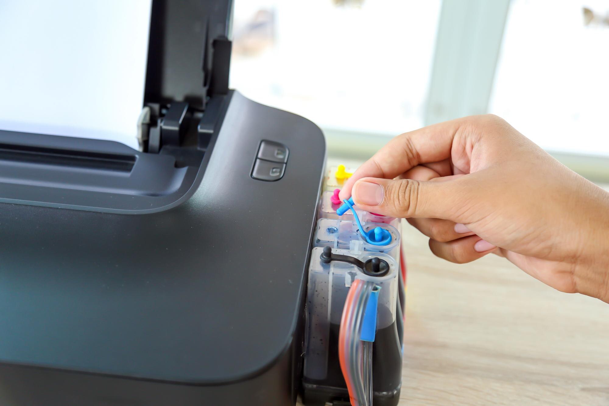 Zamknij ręcznie pociągnij pokrywę zbiornika z atramentem na drukarce