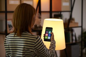 Sterowanie oświetleniem z telefonu – systemy smart home dla każdego