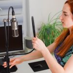 Dziewczyna śpiewa w domu na profesjonalnym sprzęcie