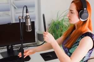 Dziewczyna śpiewa w domu na profesjonalnym sprzęcie