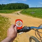 Z kompasem i widelcem rowerowym