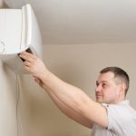 Mechanik klimatyzatorów naprawia klimatyzator