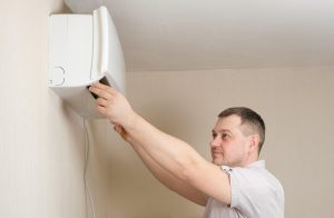 Mechanik klimatyzatorów naprawia klimatyzator