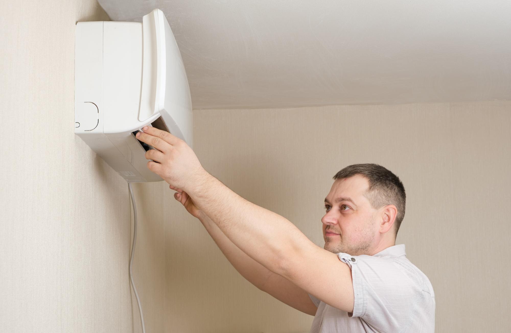 Mechanik klimatyzatorów naprawia klimatyzator