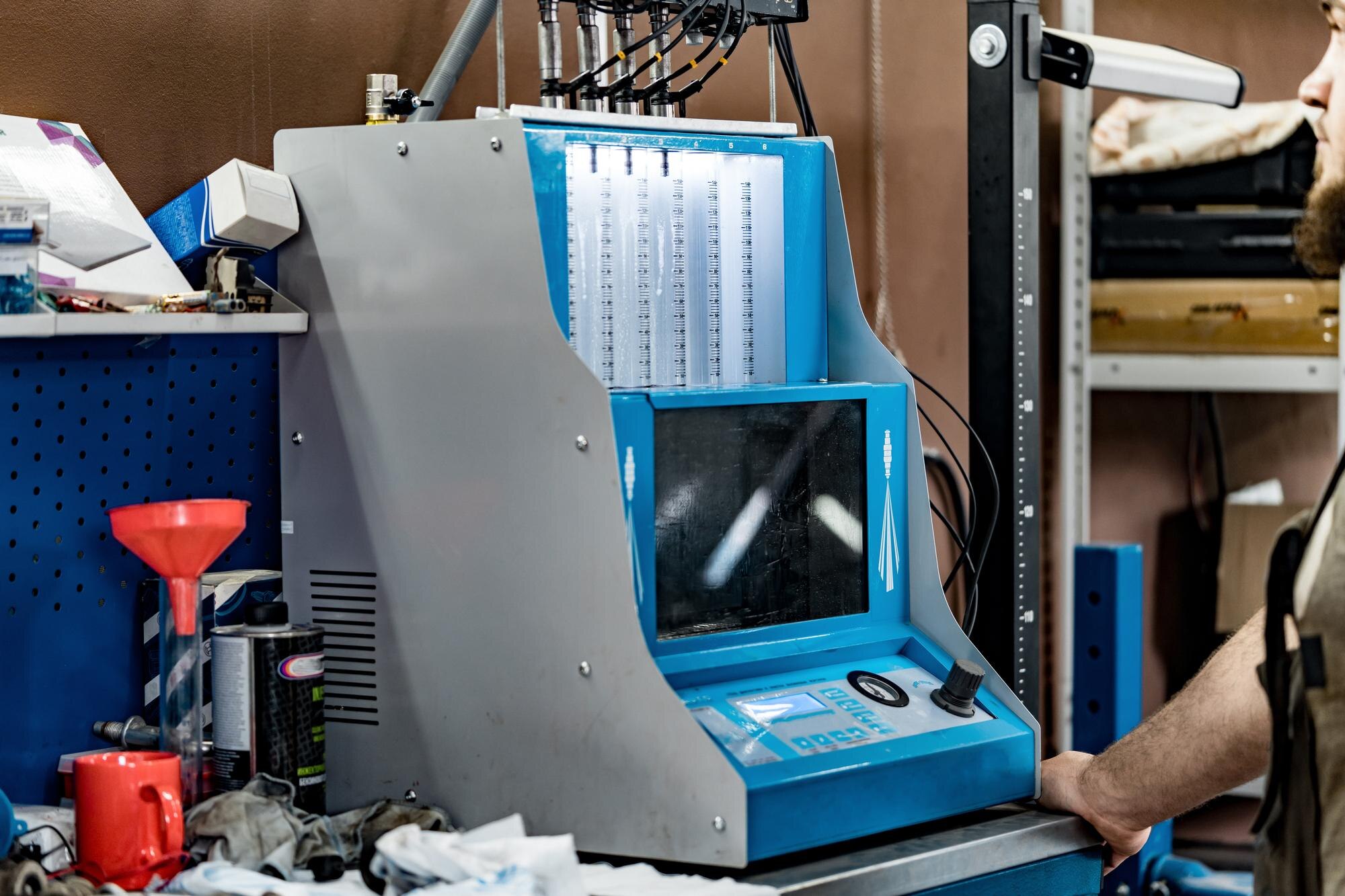 Czyszczacz i urządzenie do testowania wtryskiwacza paliwa na stacji serwisowej samochodów