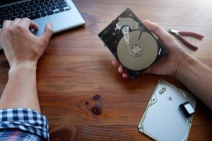 Kreator przywraca i czyści dysk twardy Zdjęcie pierwszej osoby Ręce z zbliżeniem narzędzia