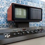 Komputer w stylu retro vintage na tle niebieskich płytek azulejo Nauka i technologia