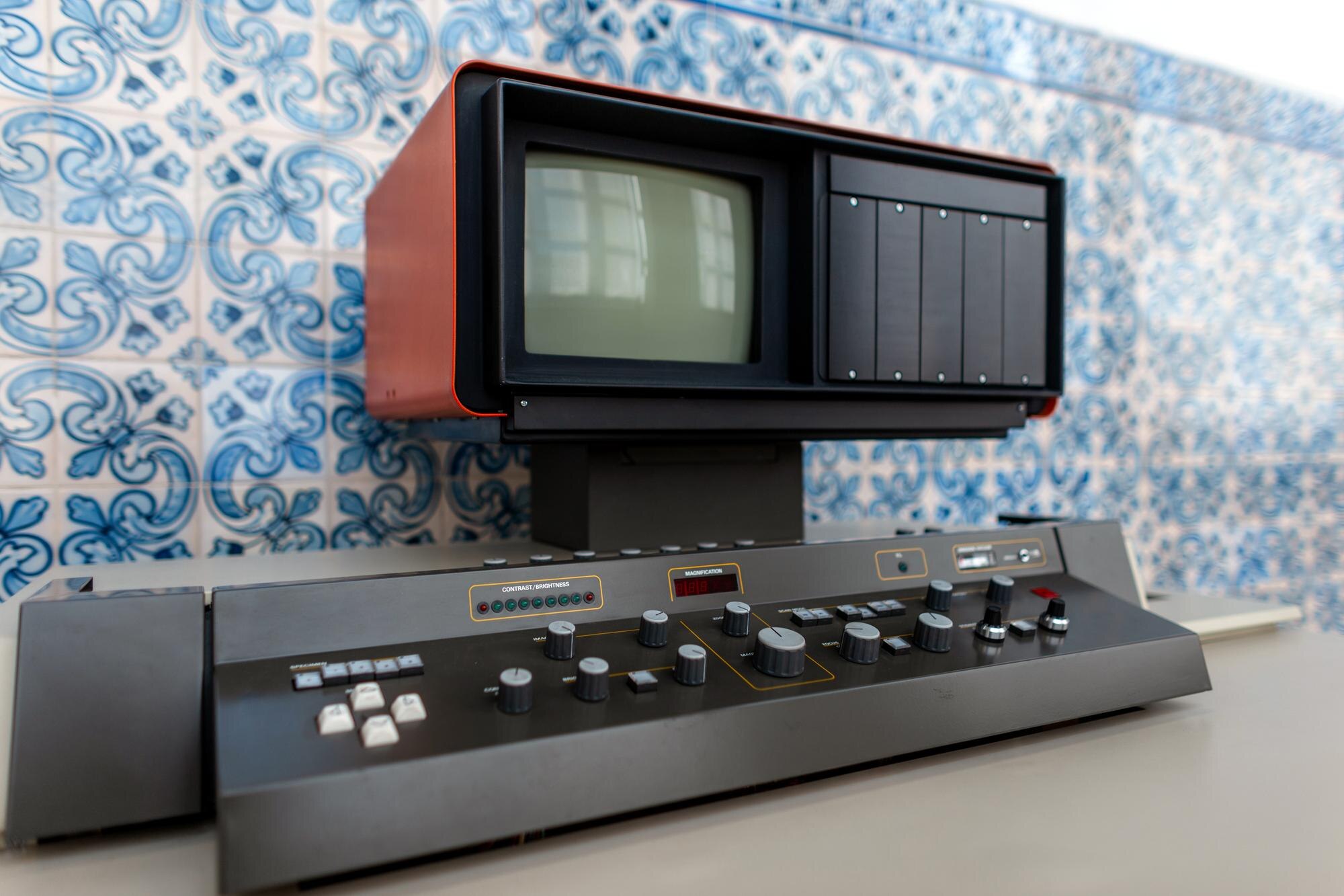 Komputer w stylu retro vintage na tle niebieskich płytek azulejo Nauka i technologia