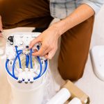 Hydraulik instaluje filtr wody. filtr wodny.