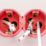 miejsce do zainstalowania gniazdek z wystającymi przewodami elektrycznymi