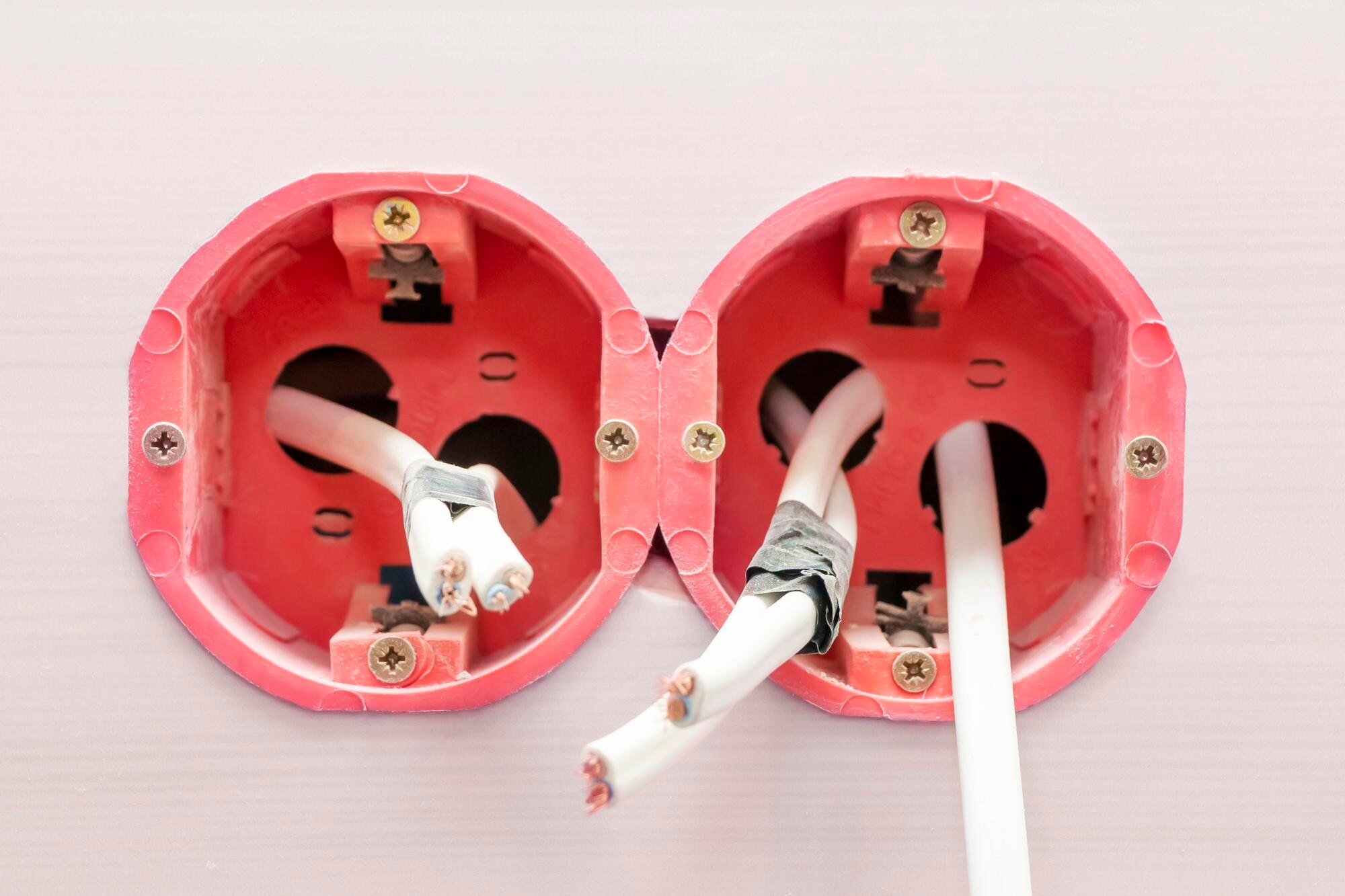 miejsce do zainstalowania gniazdek z wystającymi przewodami elektrycznymi