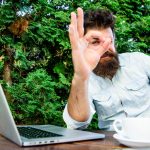 Dobra robota Hipster zajęty freelancerem Wifi i laptop Pij kawę i pracuj szybciej Brodaty mężczyzna odnoszący sukcesy freelancer Praca zdalna Freelancer Zawód zawodowy Zadowolony z rezultatu