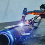 Zbliżenie spawanie ramy motocykla w tłumiku roweru warsztatowego