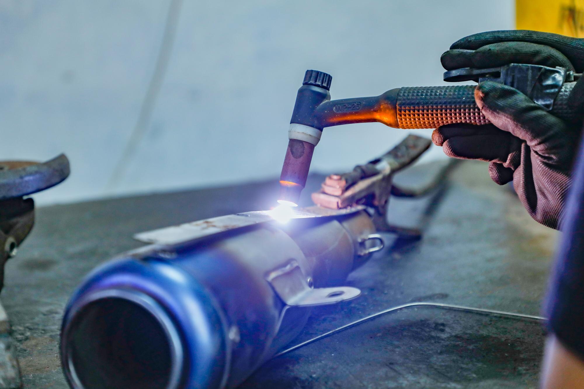 Zbliżenie spawanie ramy motocykla w tłumiku roweru warsztatowego