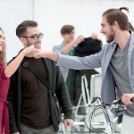 Menedżerowie gratulują klientowi zakupu