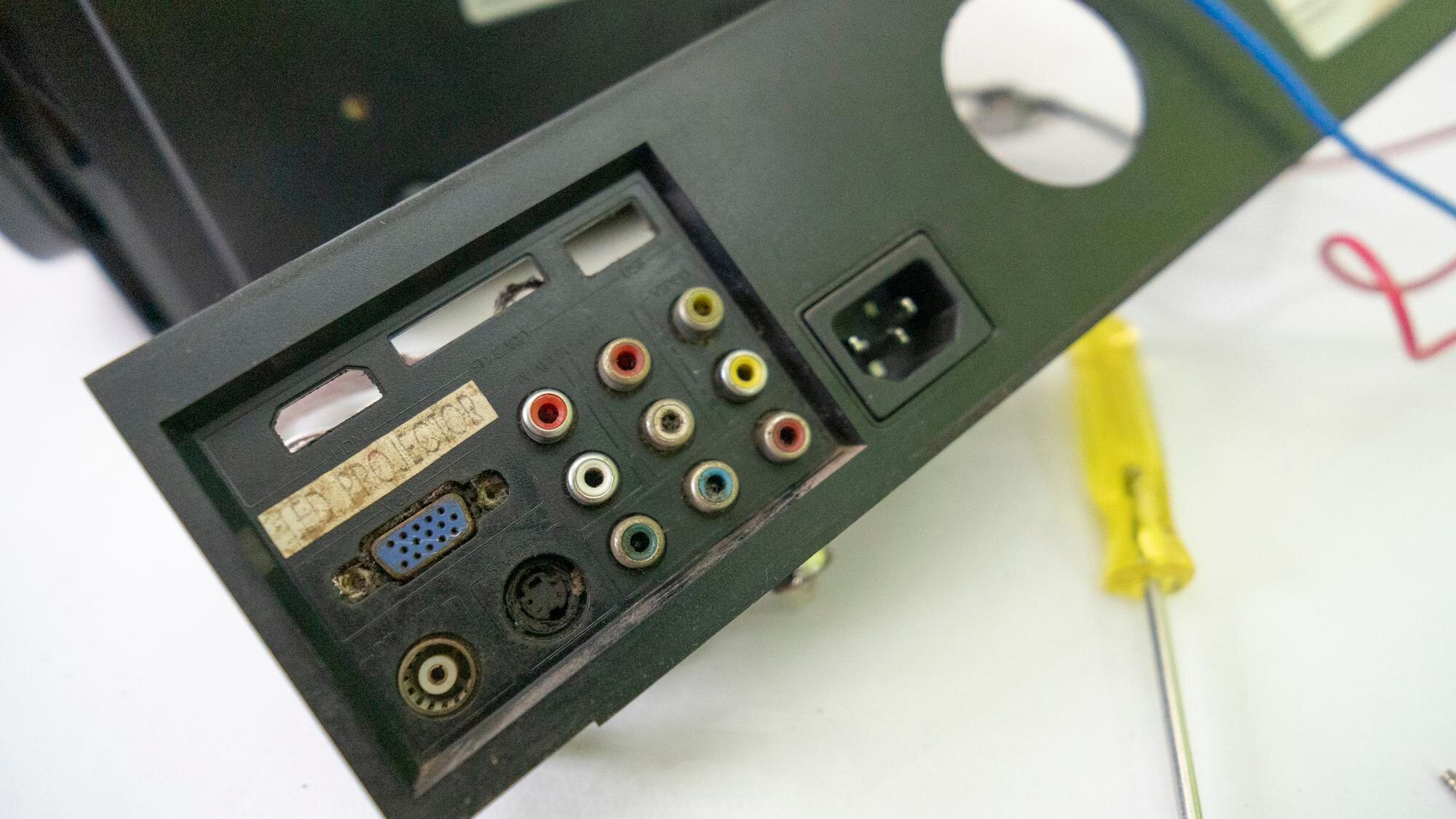 Projektor wideo i multimedialny otwarty do konserwacji z lampą LED