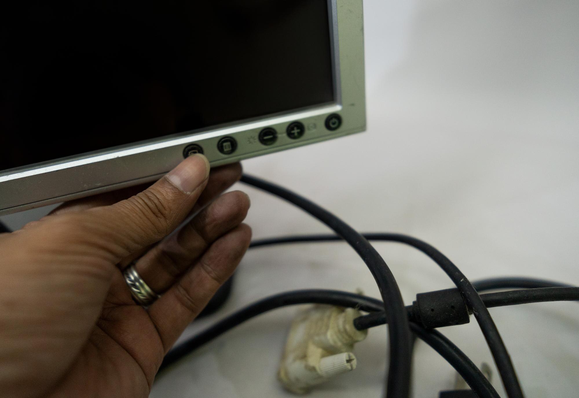 Stary kwadratowy monitor w kolorze srebrnym z podłączeniem dvi