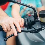 Ojciec uczy syna jeździć na motocyklu