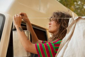 Kobieta z widokiem z boku w pobliżu kampera