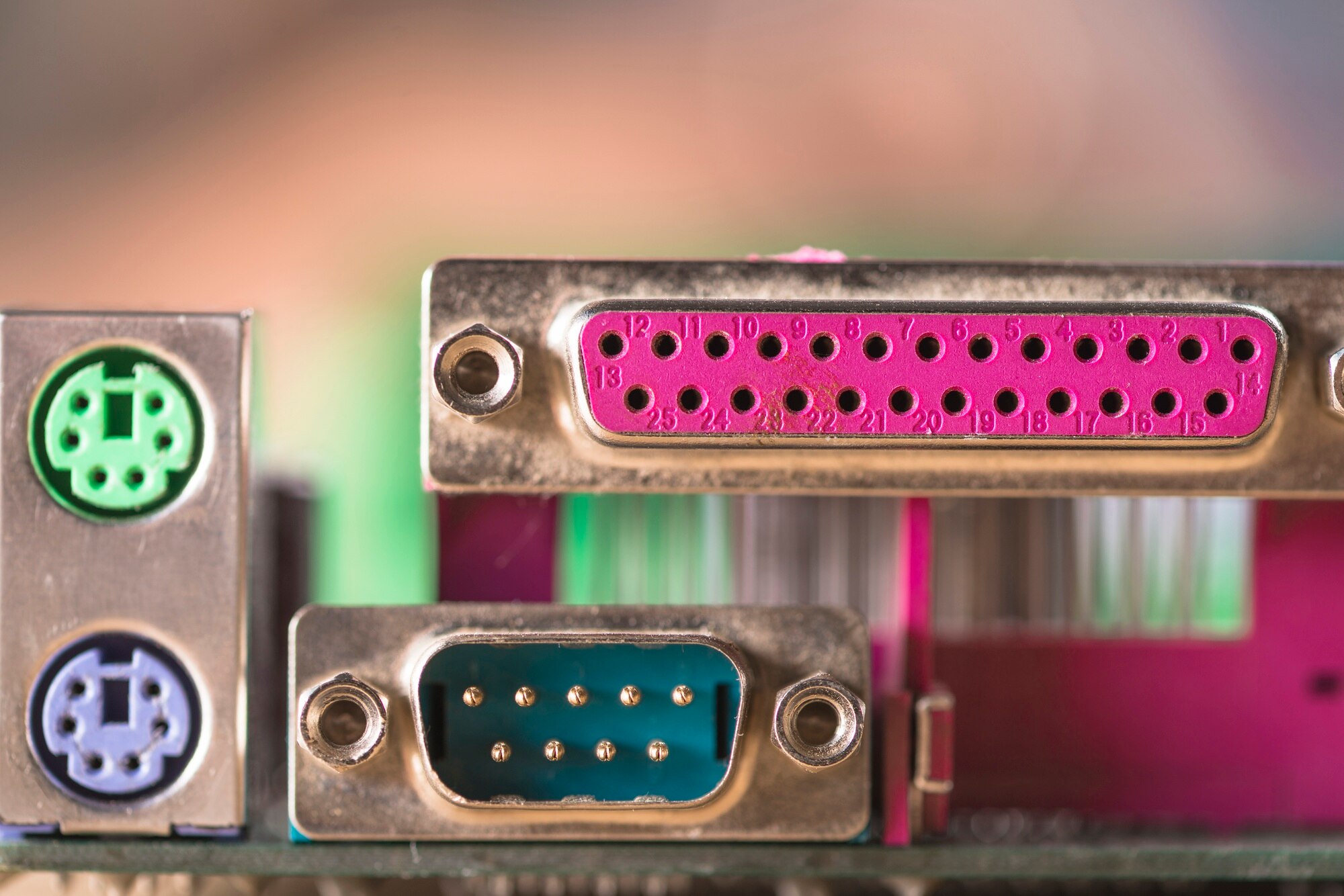 Zbliżenie: adapter i porty USB komputera