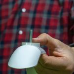 Warsztat naprawy skuterów elektrycznych Mistrz trzyma w ręku złamaną część skutera Wymiana skrzydła Nowoczesny ekologiczny środek transportu Modny ruch młodzieżowy