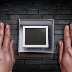 Stary komputer jako symbol przestarzałej technologii. Różne środki przekazu