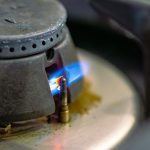 Mały płomień gazowy na kuchence w kuchni