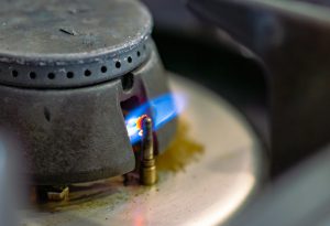 Mały płomień gazowy na kuchence w kuchni