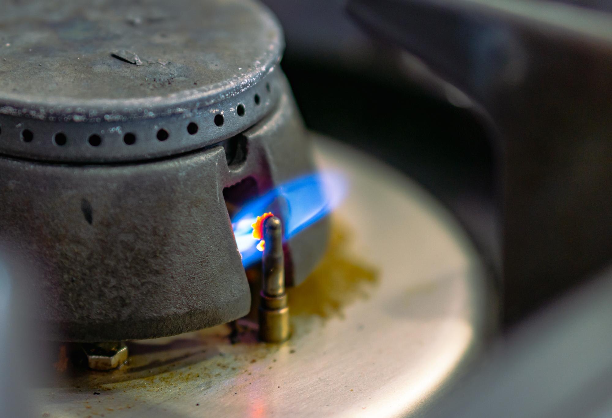 Mały płomień gazowy na kuchence w kuchni