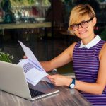 Web Designer koncepcja pracy zdalnejUdana stylowa turystka pracująca przy nowoczesnym laptopie siedząca przy stole w kawiarni kawiarnia restauracja na brzegu morzaniezależna praca zdalna freelancer