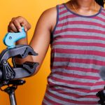 Kobieta sprawdza stojak na rower do konserwacji