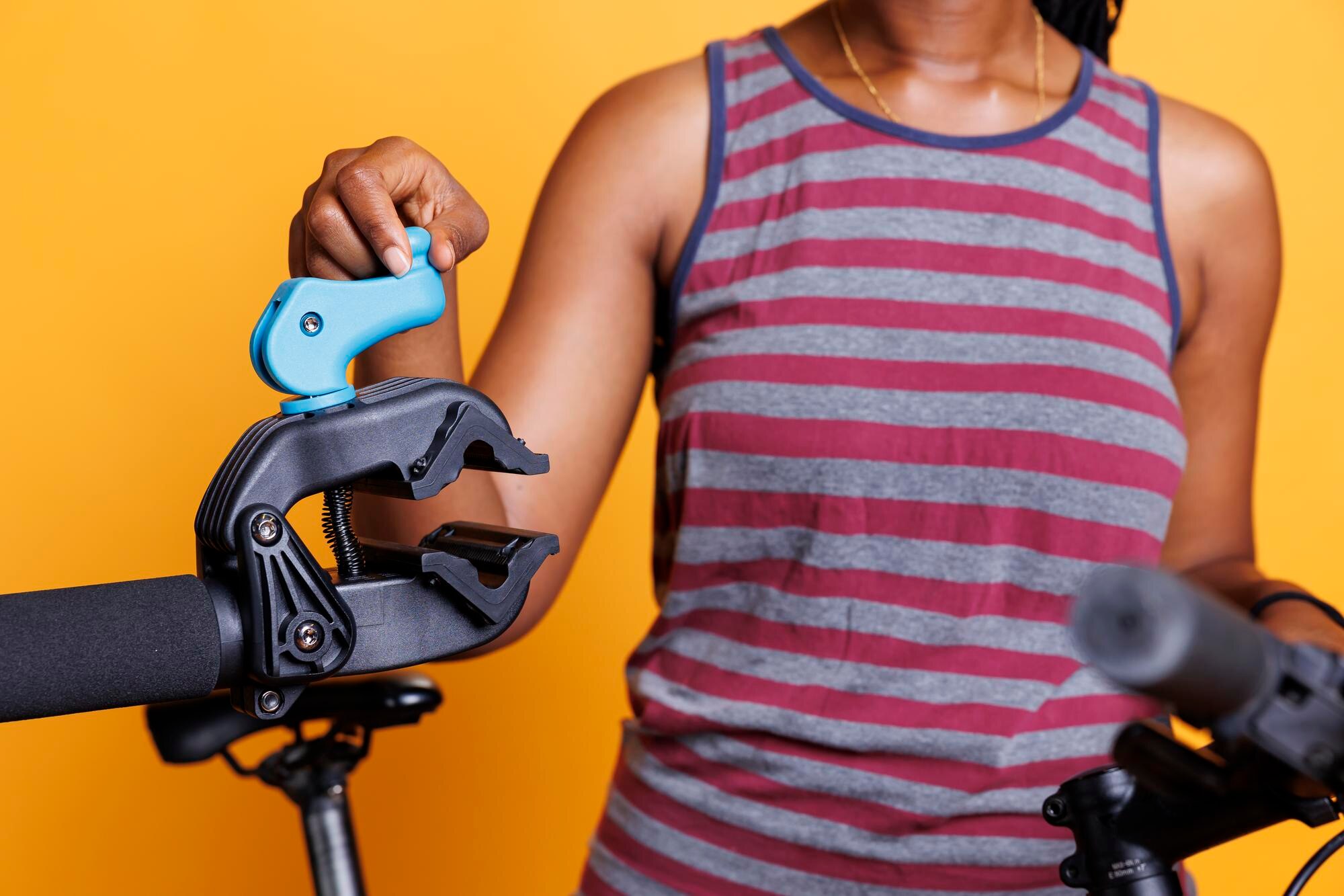 Kobieta sprawdza stojak na rower do konserwacji