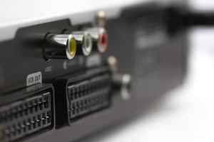 Odbiornik z różnymi wyjściami i złączami