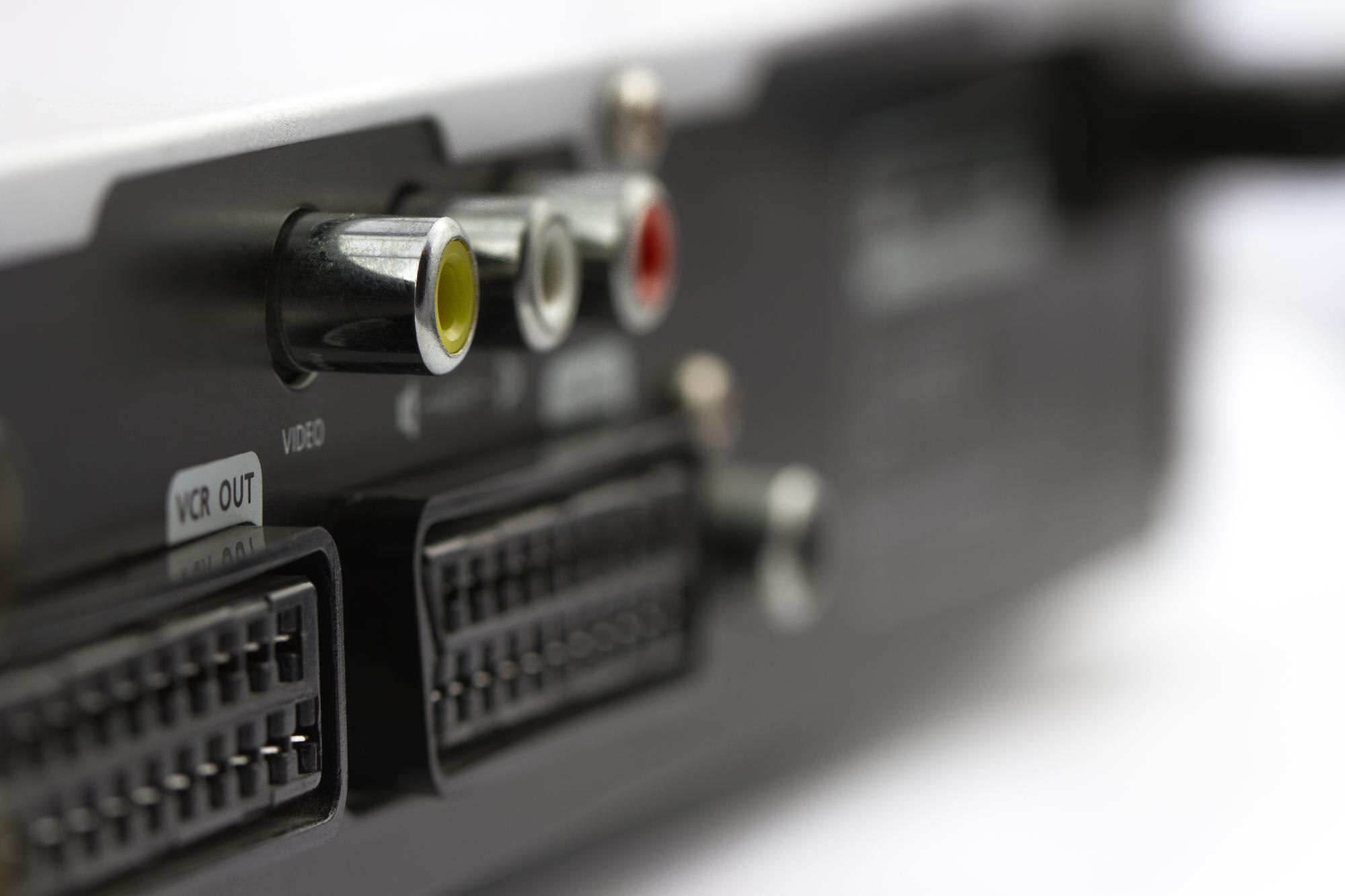 Odbiornik z różnymi wyjściami i złączami