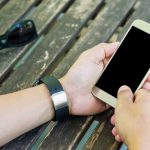 Obsługuje używać smartphone w sklep z kawą, miękka ostrość.